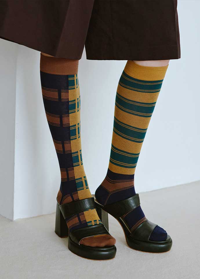 棕藍格條不對稱拼接設計長襪